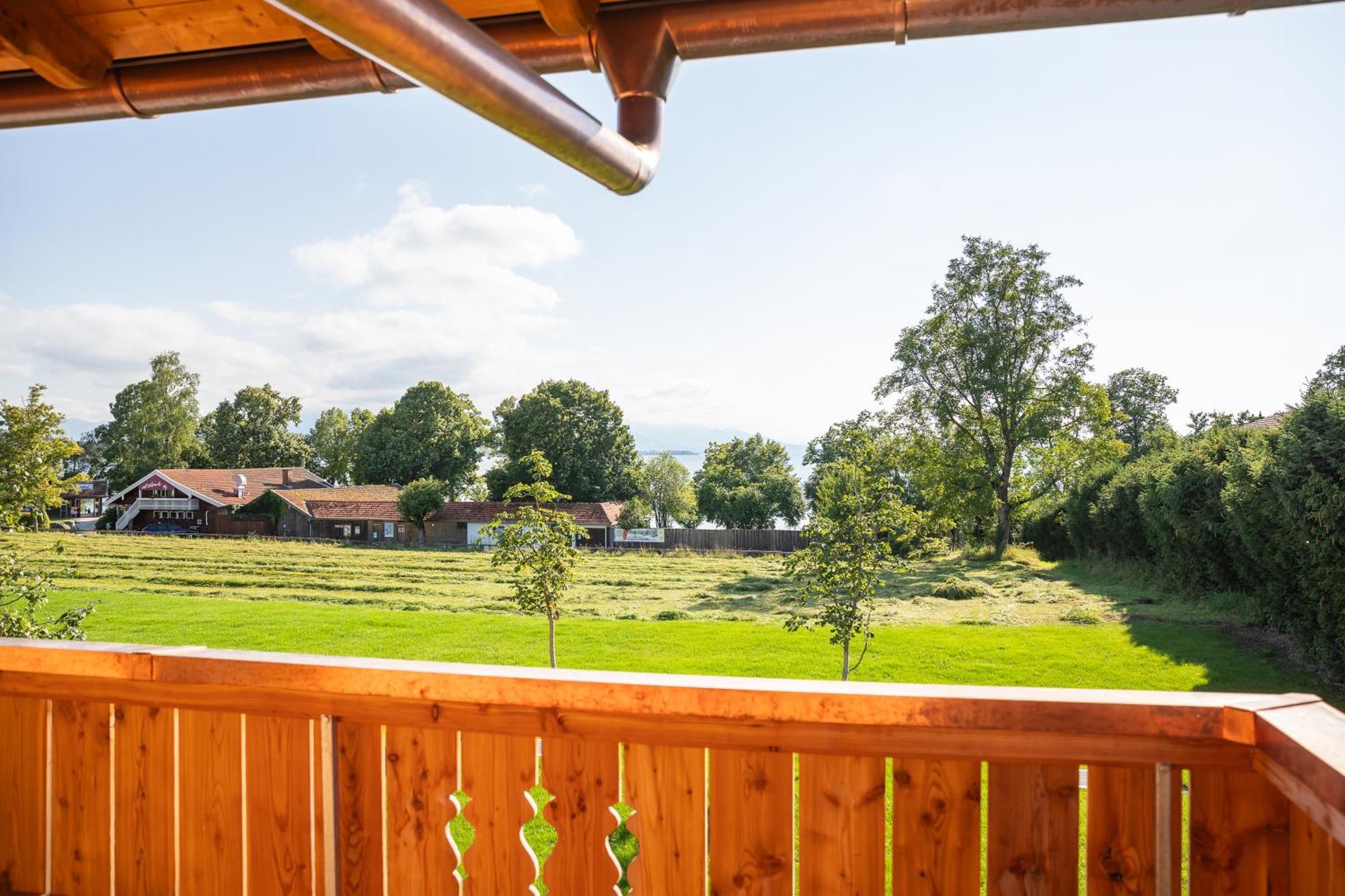 Graf Chiemo Suites - Direkt Am Chiemsee Mit Separatem Seezugang Chieming Exteriör bild