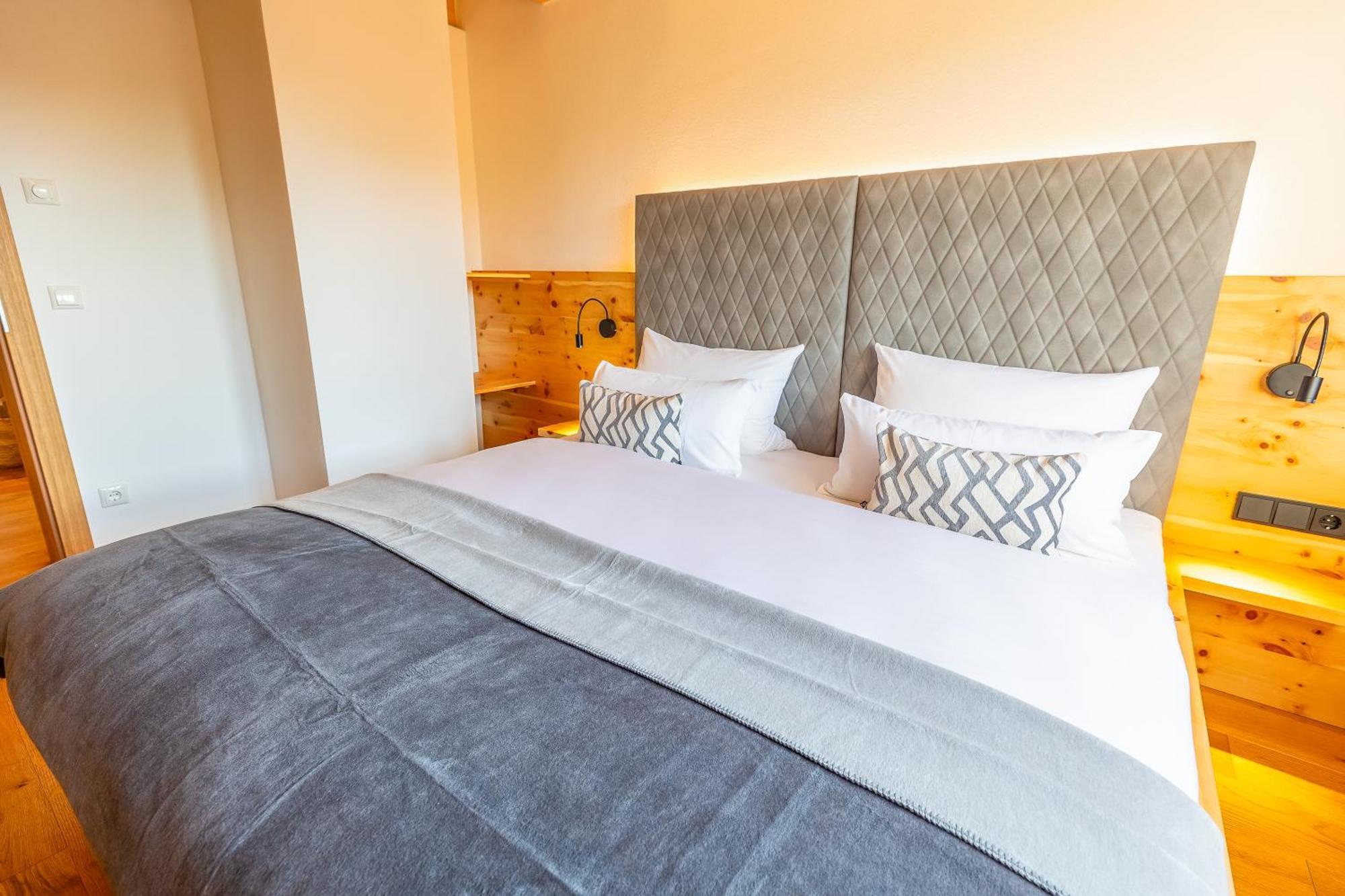 Graf Chiemo Suites - Direkt Am Chiemsee Mit Separatem Seezugang Chieming Exteriör bild